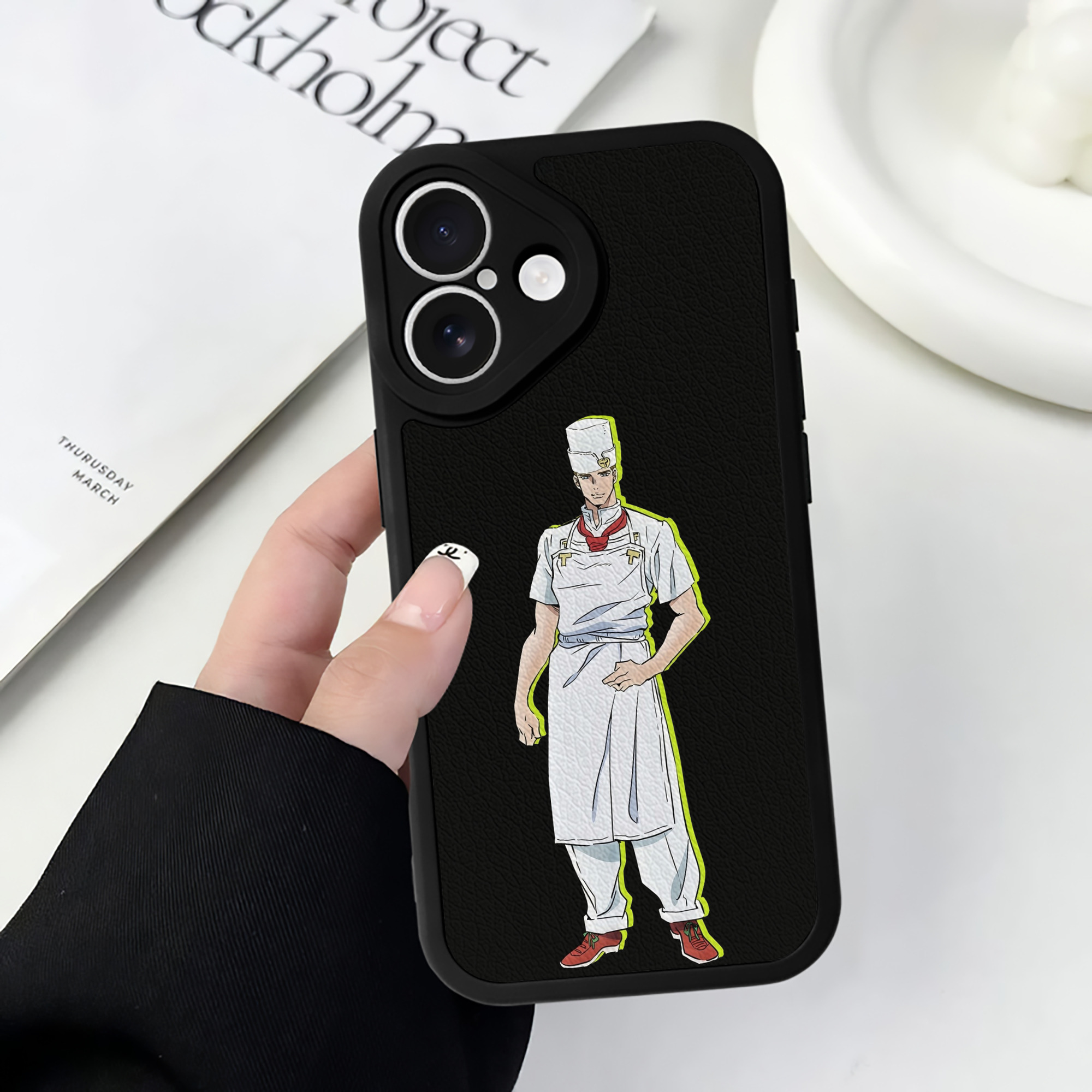（画像用） ジョジョの奇妙な冒険 Tonio Trussardi JoJo's Bizarre Adventure トニオ?トラッサルディ 【iPhone 16シリーズ対応】シリコンスマホケース（レザー調） 材質：シリコン
